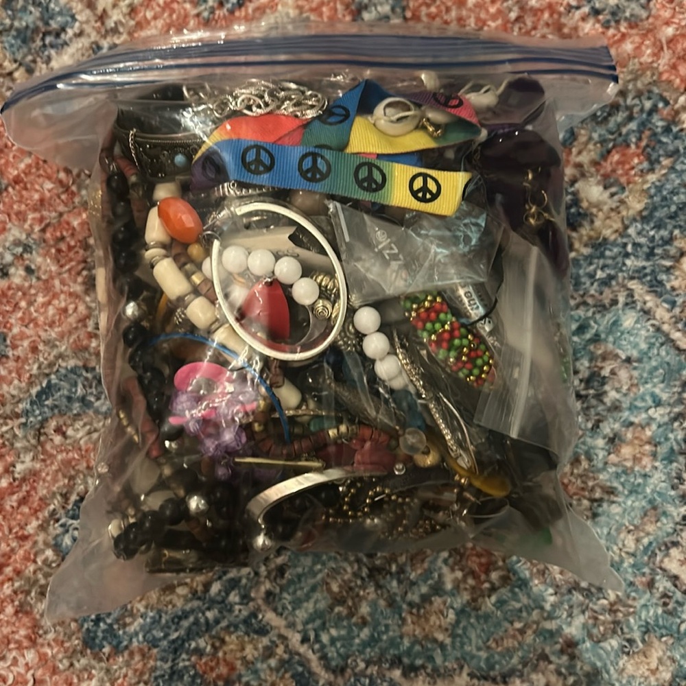 Bag of random jewelry
